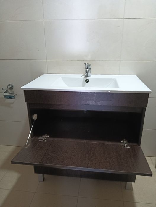 Conjunto móvel com lavatório e espelho