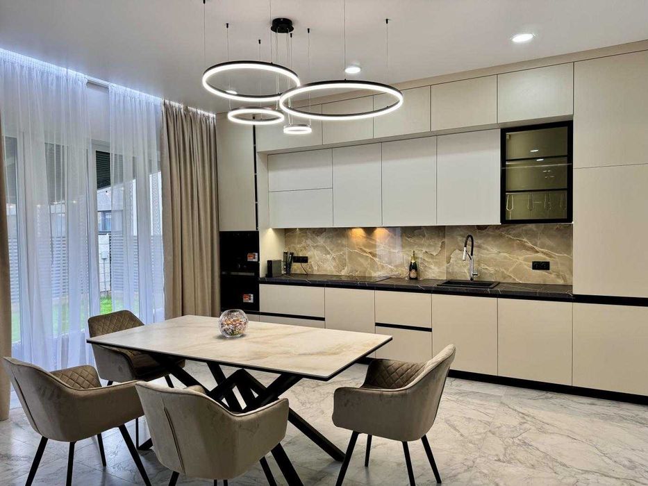 Невеликий будинок в котеджному містечку