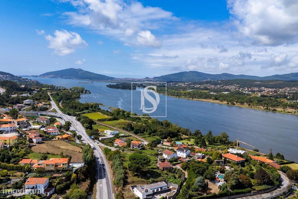 Terreno com 1381 m², junto ao Rio Minho, em Vila Nova de Cerveira