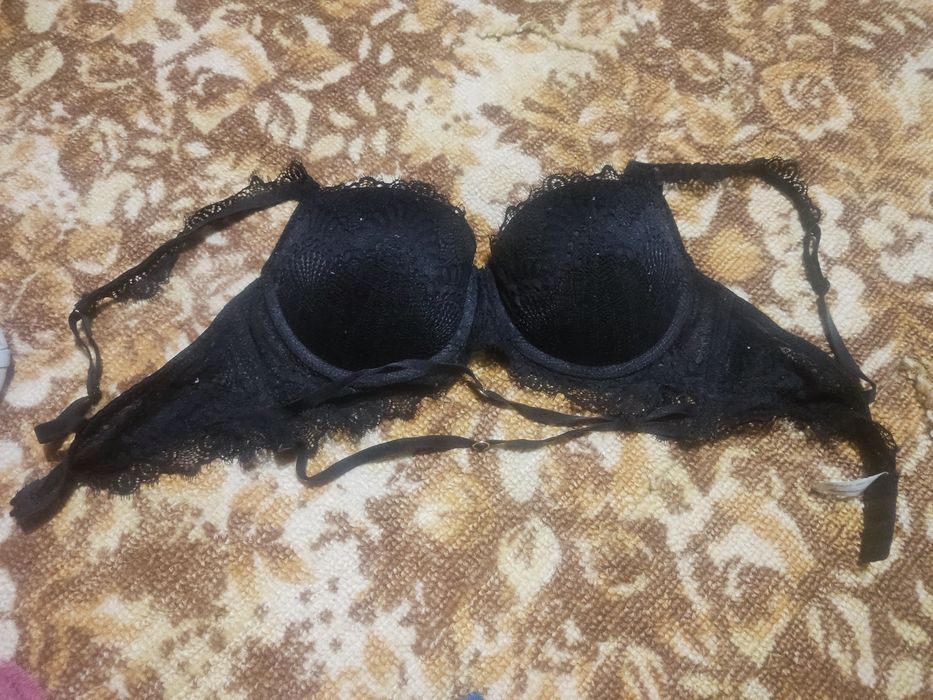 Чёрный лифчик с пушабом