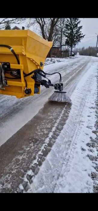 Rozściełacz ścielarka separatu ścielenie pocieta słoma trocina piasek
