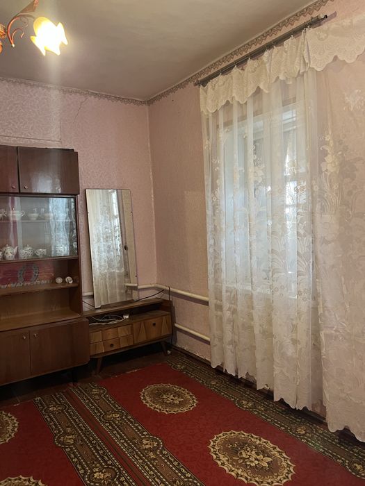 Продам будинок в центрі села.