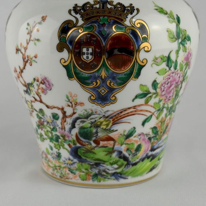 Pote com Tampa com Brasão em porcelana