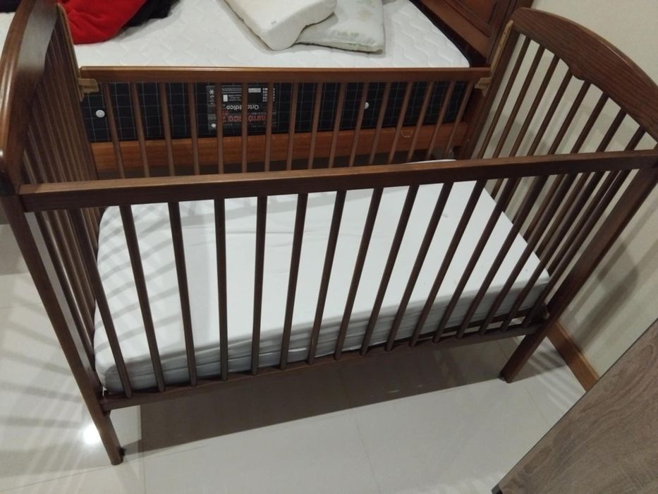 Vendo cama de madeira com grades e colchão