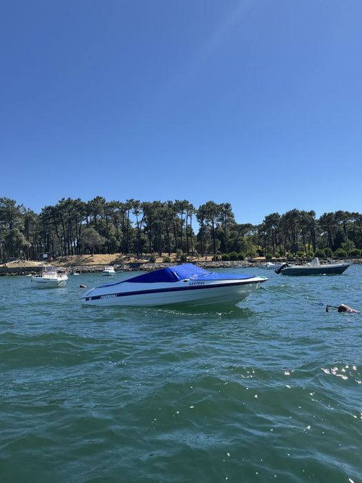 Bayliner 2050 LS para 8 pessoas com motor mercruiser 4.3L