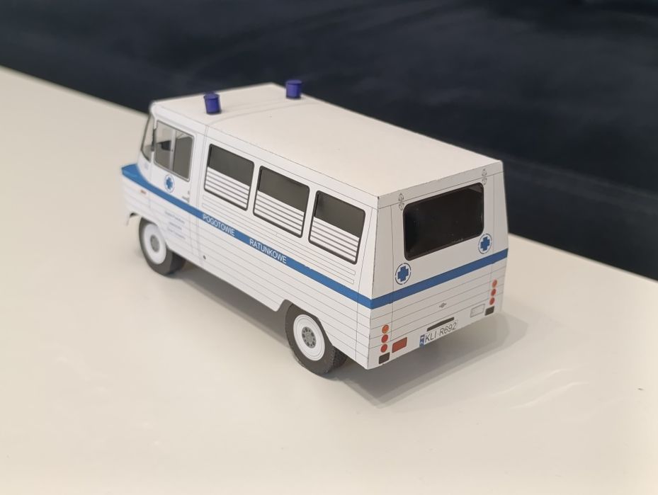 Karetka ratunkowa ambulans Żuk FSO legendy PRL model kartonowy-  resor