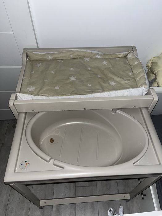 Sprzedam przewija dziecięcy 2 w 1 z wbudowaną wanienką. NIE WYSYLAM