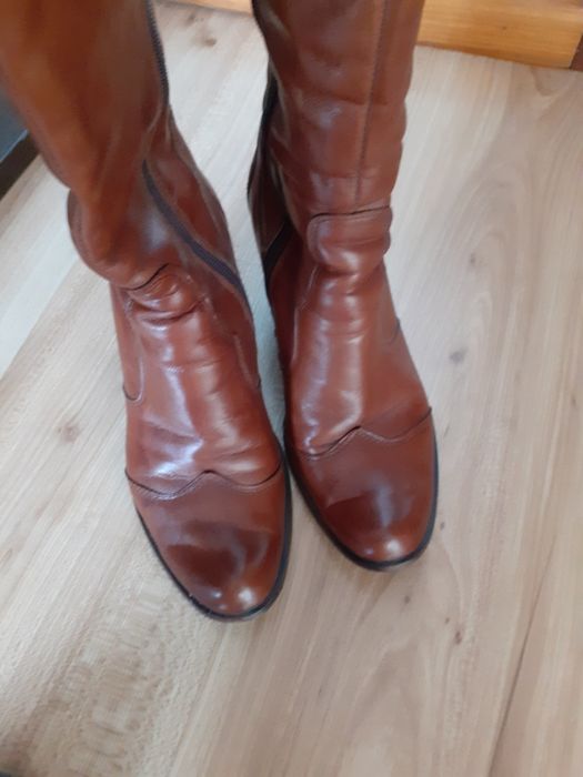 Brązowe kozaki skórzane
