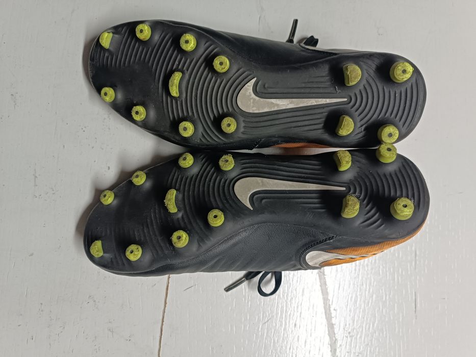 Nike tiempo laranjas/pretas