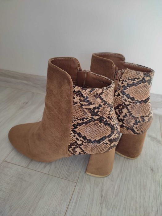 Karmelowe botki na słupku z motywem zwierzęcym roz 39