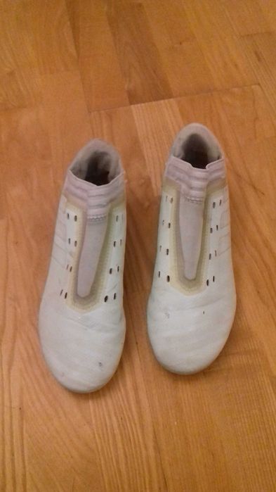 Buty do gry w piłkę nożną  marki Adidas.