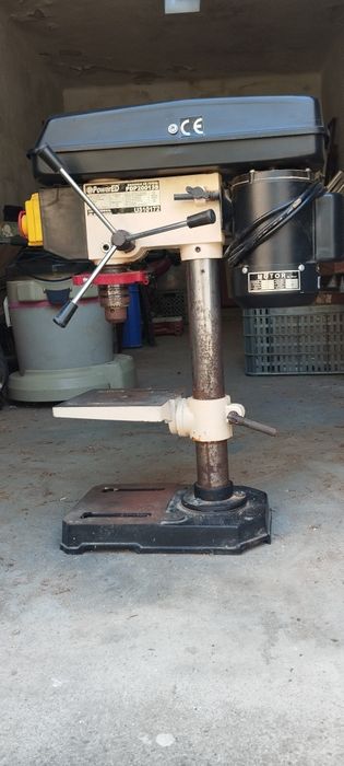 Engenho de furar de bancada (ou furadora de coluna de correias) da marca PowerED, modelo PDP20013S