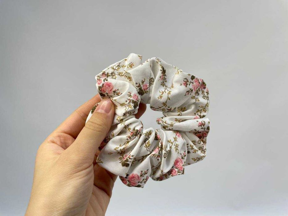 Scrunchies com diferentes cores e texturas