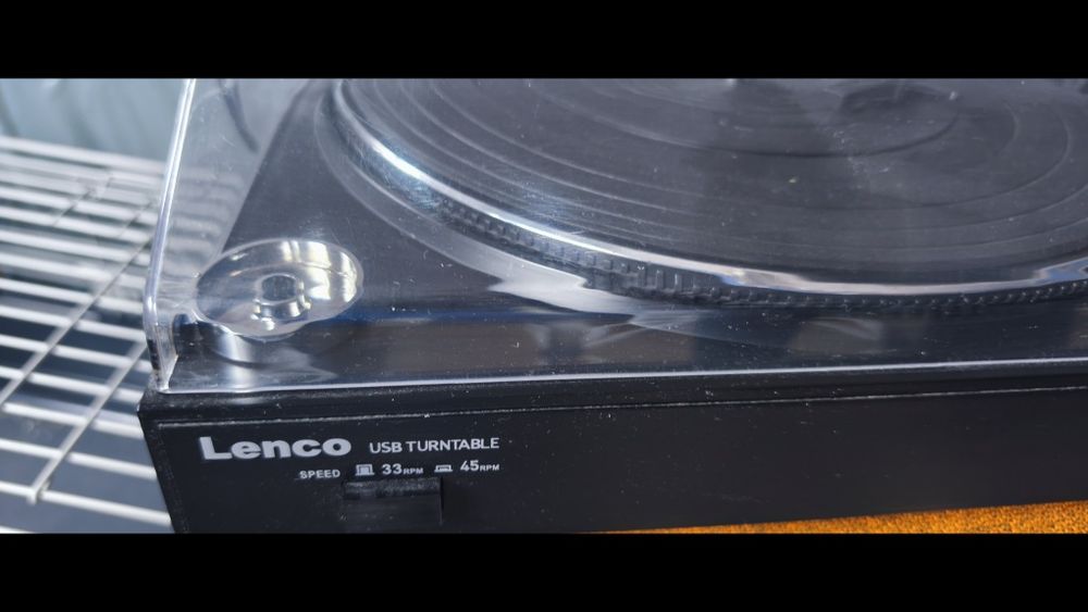 Gramofon Lenco .