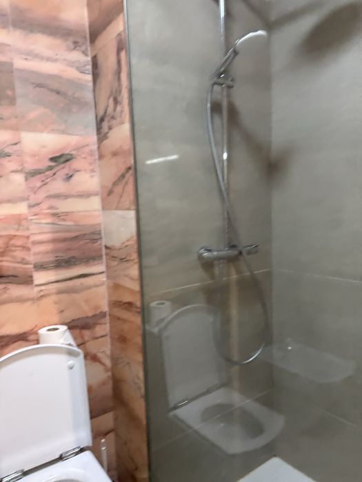 Alugo quarto junto ao metro de Santo Ovidio