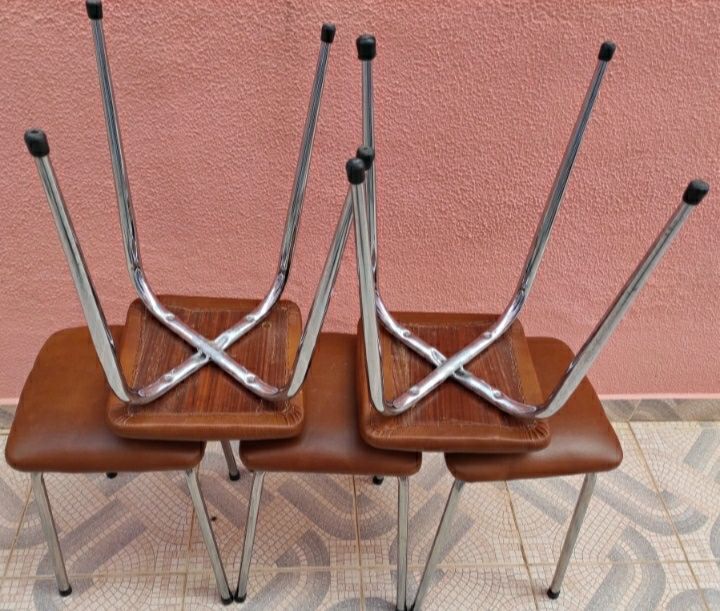 Cinco bancos de inox e pele cada um 18€
