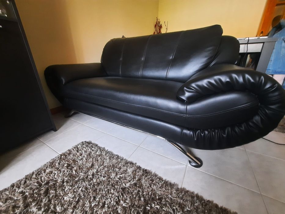 Dois sofás cor preta