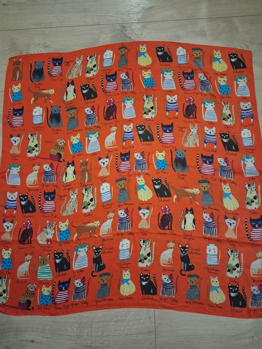 *Jedwabna chusta dla miłośniczki kotów.