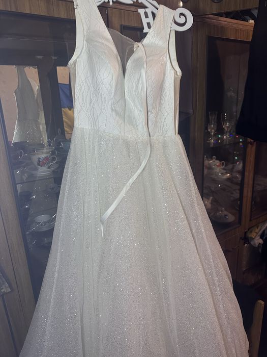 Свадебное платье блестящее красивое со шлейфом