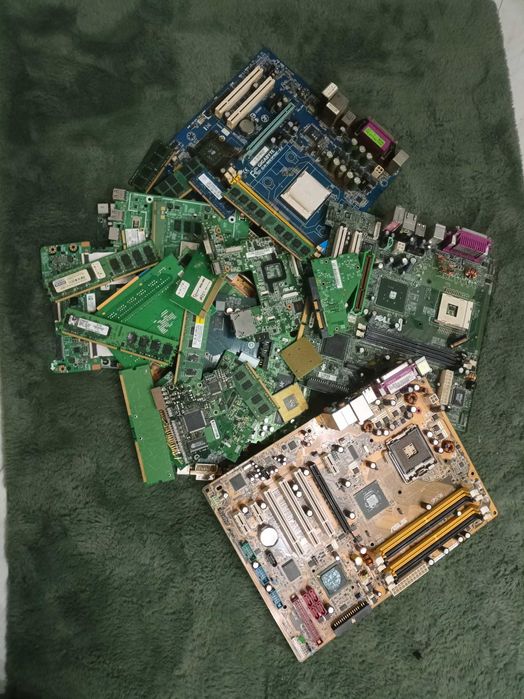 Złom elektroniczny na odzysk płyty główne pamięci ram itp.
