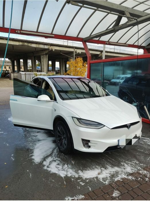 Tesla model X продаж обмін
