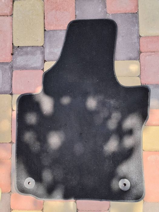 Продам коврики на Фольксваген Туран 2015 года семиместный