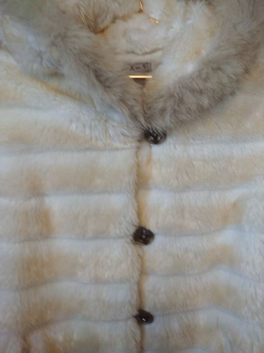 Шубка с капюшоном.