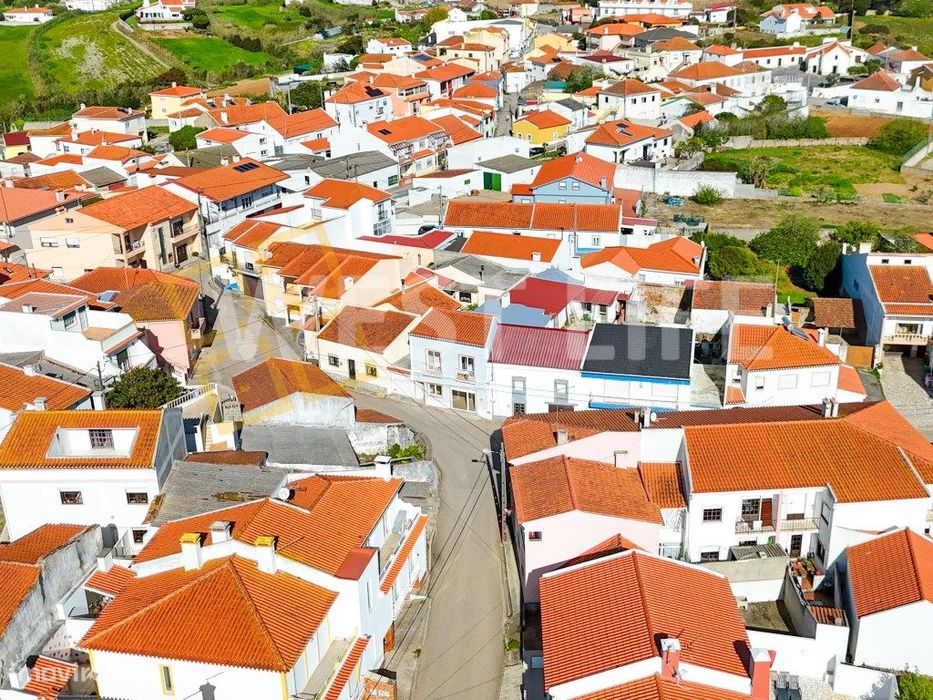 Moradia T2 totalmente remodelada com VISTA MAR a 4 minutos da praia...