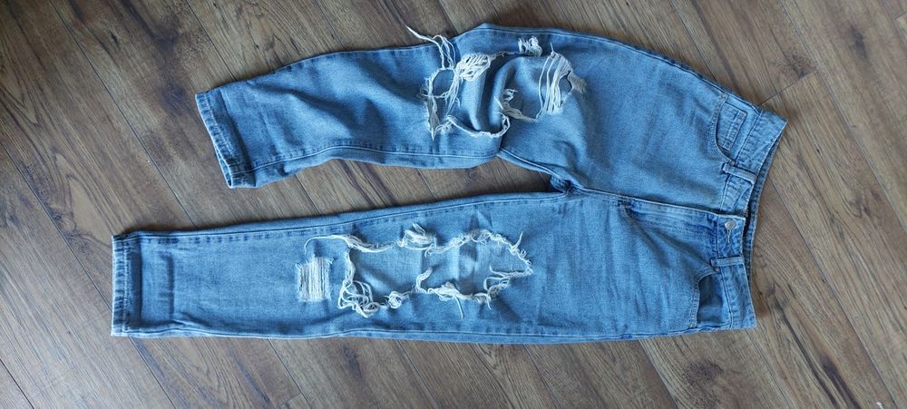 Spodnie jeansowe damskie z rozdarciami Cropp  Xs.