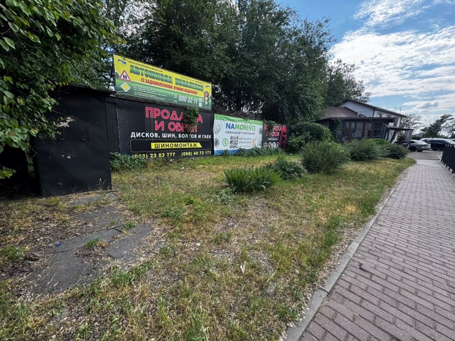 Продам комерційну ділянку 3 сотки з приміщенням під реконструкцію. Червона лінія - More