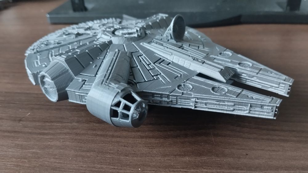 Nave space 1999 Millennium Falcon