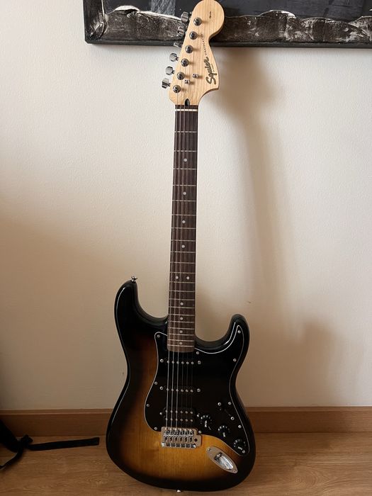 Pack Guitarra Squier Stratocaster + Amplificador Fender