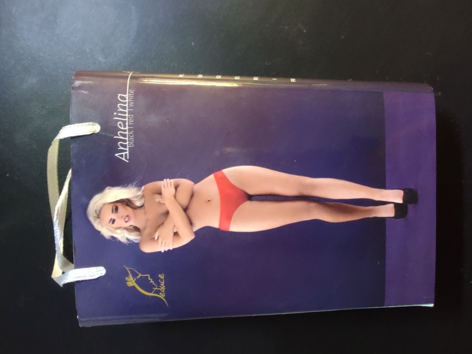 Seksowne czerwone stringi