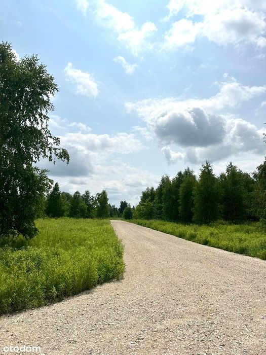 Działka budowlana z mediami w spokojnej okolicy
