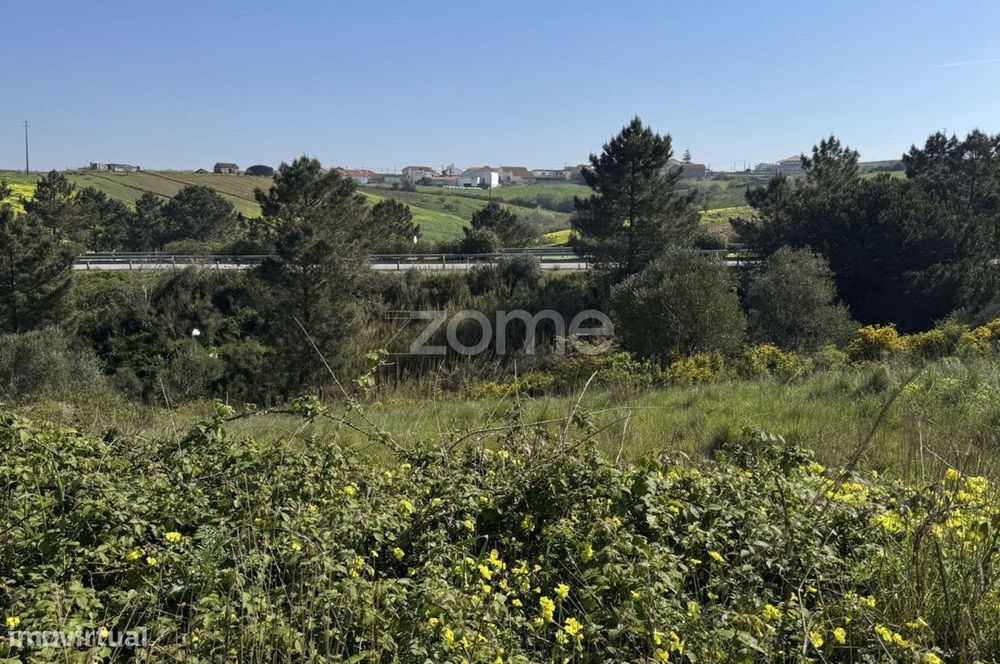 Terreno rústico com parcela urbana à beira da A8