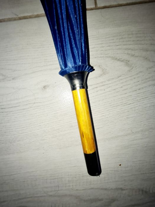 Parasolka z drewnianą rączką