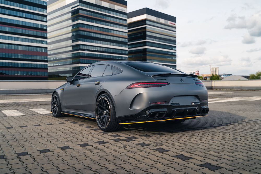 Wynajem Mercedes-AMG GT 63s V8-wypożyczalnia samochodów