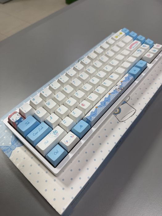 Teclado mecanico KBDFans e keycaps akko cinnamoroll