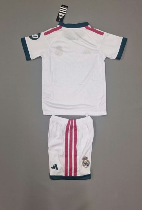 Kit de calção e camisola de Real Madrid