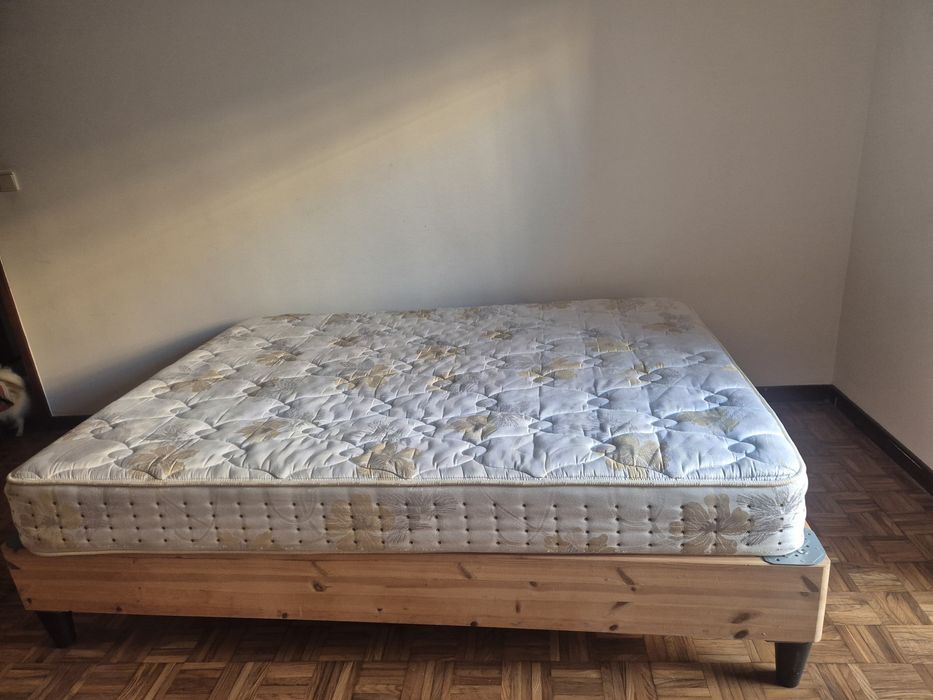 Vendo cama de casal com colchão