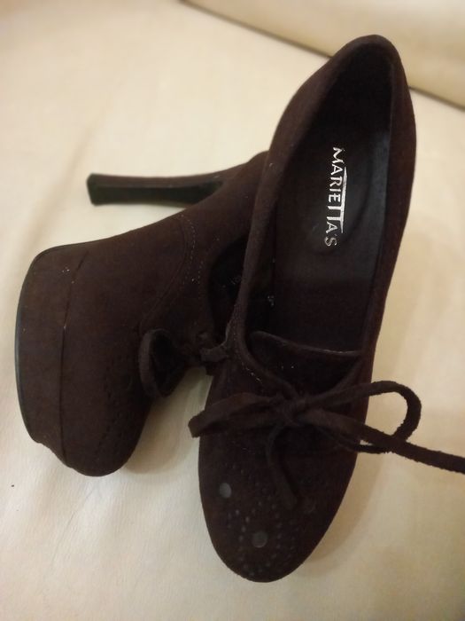 Vendo sapatos de salto alto de senhora n. 35.