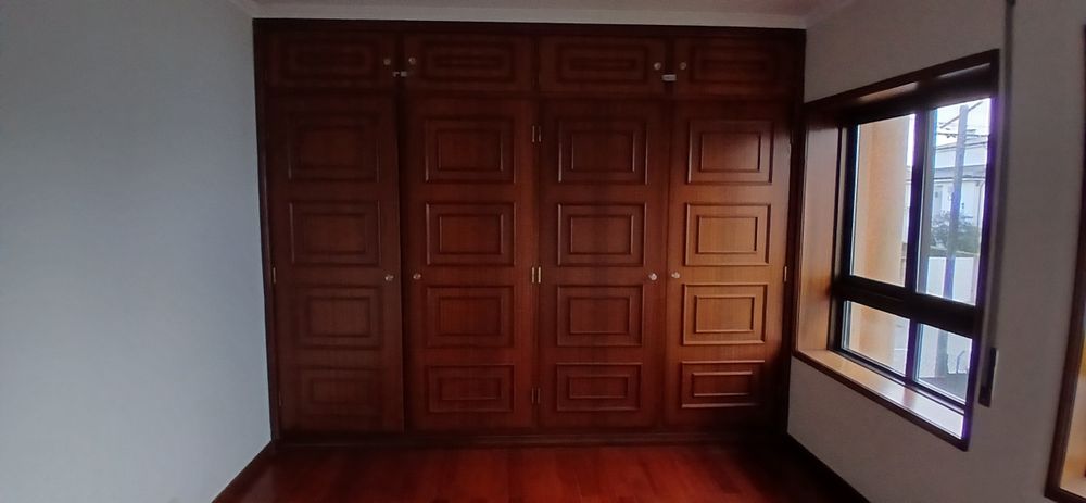 Roupeiro Grande, encastrado. Madeira maciça