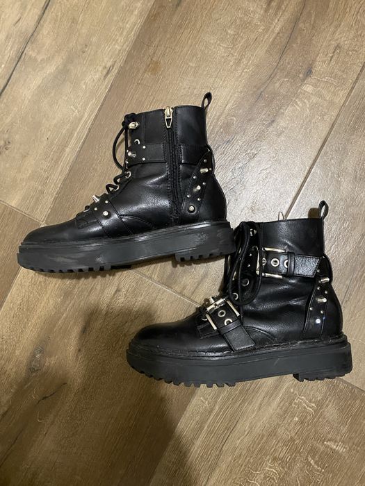 Piekne czarne glany roz. 38 Bershka