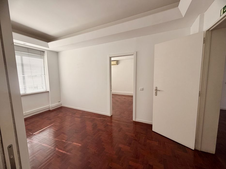 Aluga escritorio (zona Marquês de Pombal) 140 m2
