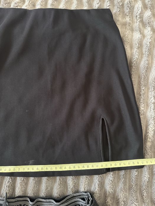 Мини юбка с разрезом в рубчкик черная bershka