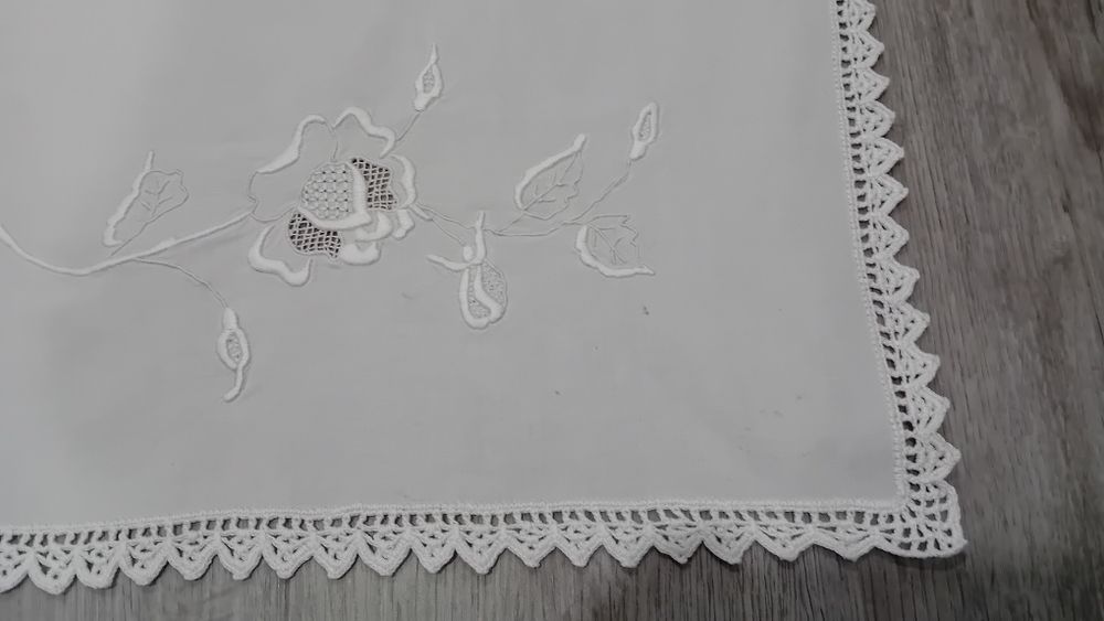Pano com renda e bordado à máquina