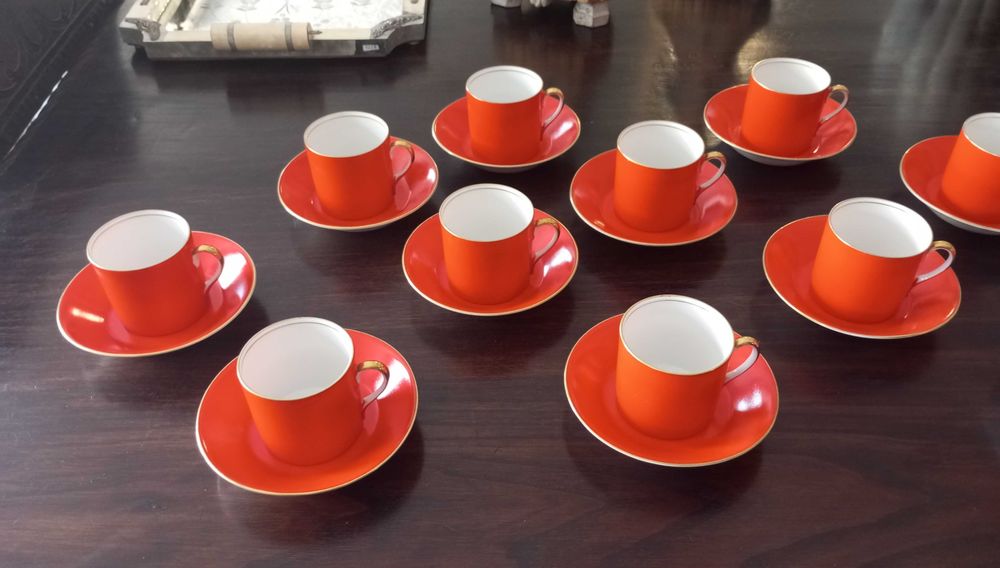 Antigo conjunto de 12 chávenas de café em porcelana Vista Alegre