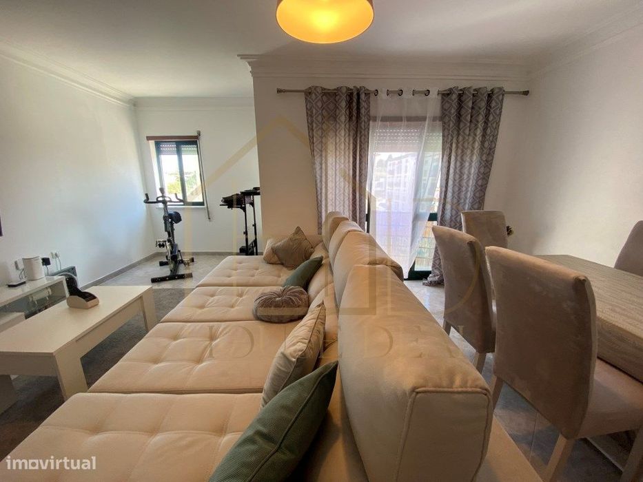 Apartamento T3 com áreas generosas no Centro da Moita