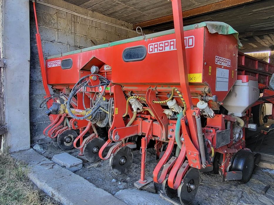 Siew kukurydzy z podsiewaczem