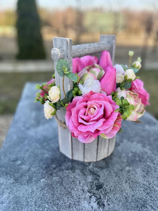 Kompozycja kwiatowa tulipany drewniana studzienka stroik na cmentarz